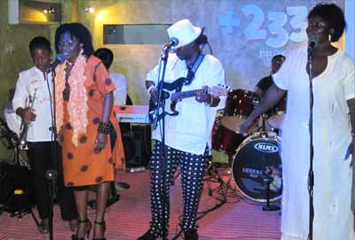 Amandzeba joins Dzesi for a jamming session